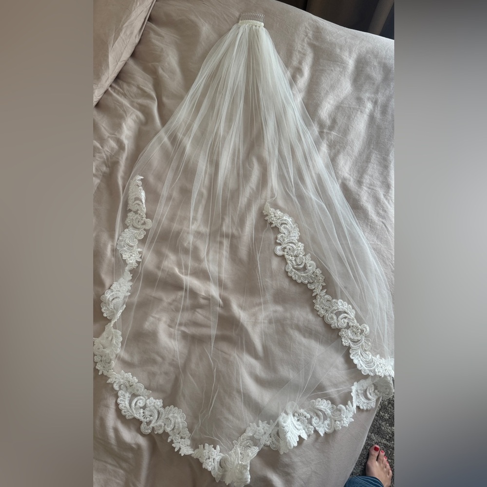 Elegant White Lace Bridal Veil